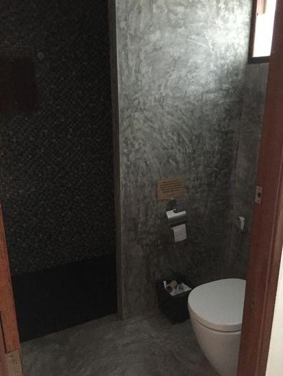 Toilette mit großer Dusche