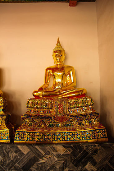 Goldene Buddhas überall