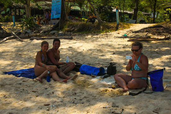 Entspannen vom nichts-tun am Strand im Schatten.
