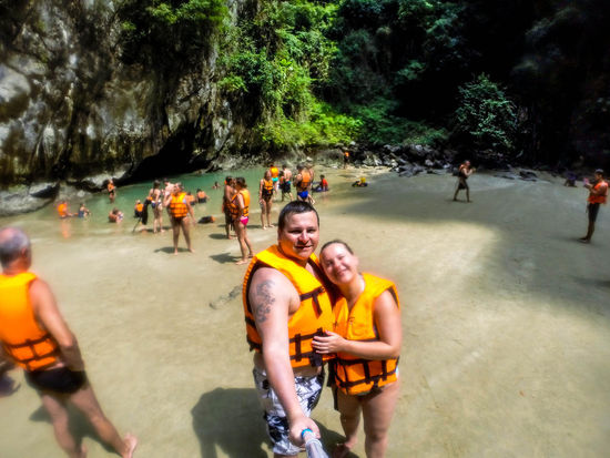 Koh Mook / Der Strand umgeben von Felsen