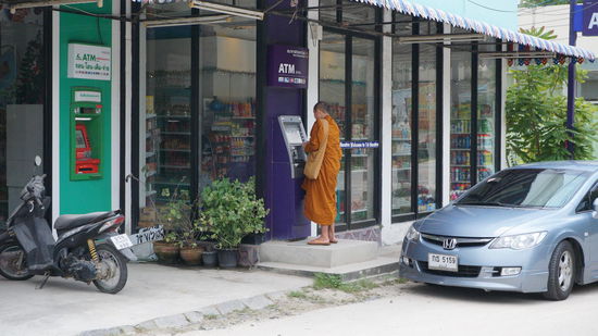 Auch Moenche benoetigen weltliche Mittel 