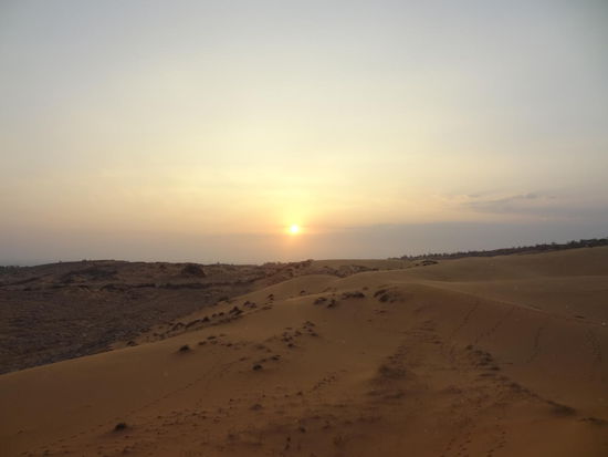 Sonnenuntergang in den roten Sanddünen