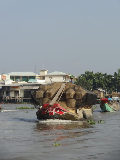Am schwimmenden Markt - enttäuschend klein, da mittlerweile vieles über die Straßen läuft...