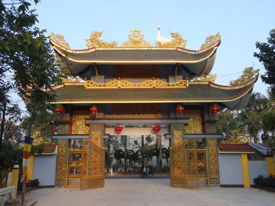 Pagode in Ha Tien...direkt dahinter sieht man das Kreuz der Kirche, die direkt gegenüber errichtet wurde