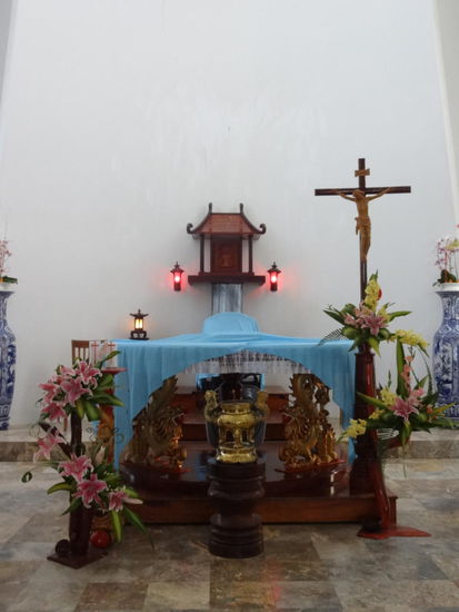 asiatisch angehauchter Altar in der Kirche