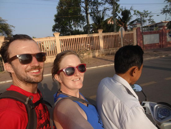 Zu dritt auf einem Moped, die Zweite