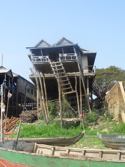 Die Grundschule, das windschiefe Stück davor hoffentlich nicht mehr benützt...