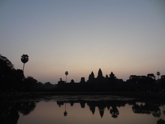 Sonnenaufgang hinter Angkor Wat