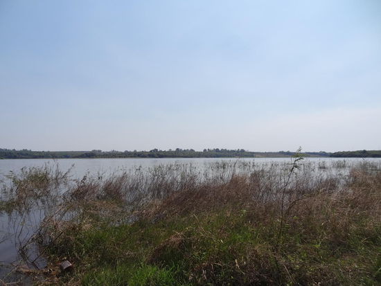 Ein See hinter dem Dorf - als hier eines Tages eine Frau ertrank riefen die Dorfbewohner ihn aufgeregt an, er solle ihnen doch helfen sie zu bergen - als er den Kindern Schwimmunterricht gab hatte er doch auch eine Taucherbrille...