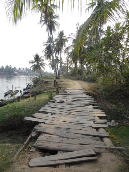 Die Hauptstraße auf Don Det - manchmal ist der Weg ins Paradies eben holprig