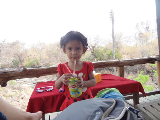 Nachdem die junge Dame meine Tasche geleert, alles inspiziert, sich eingecremt und ihre Hände desinfiziert hat, schnappte sie sich einen zweiten Strohhalm und das wars erstmal mit meinem wohlverdienten Eistee