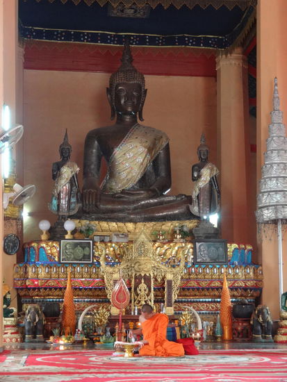 In einem der zahlreichen Tempel eine Rast für eine Stunde gefunden