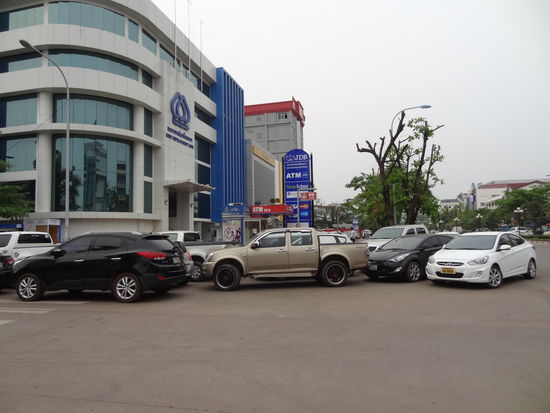 warum Parkplätze schaffen, wenn es Kreuzungen gibt? Gern hätte ich gewartet um zu sehen wie der Pick-up ausparkt....