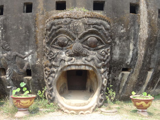 Im Buddhapark - hier der Eingang zu einem gigantischen Steinkürbis, dessen Etagen Himmel, Erde und Hölle darstellen sollten