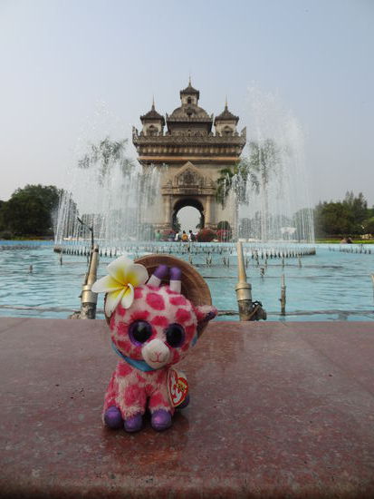 Beauty Queen vorm laotischen Triumphbogen