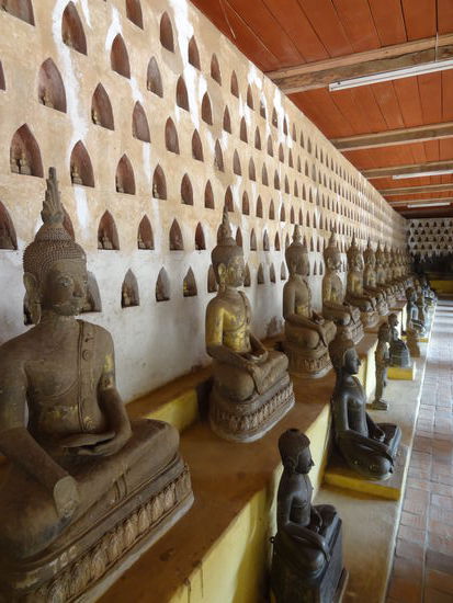 Im Wat Sisaket - tausende Buddhaskulpturen in allen Größen