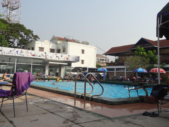 Der Sprung ins öffentliche Schwimmbad als perfekte Abkühlung!