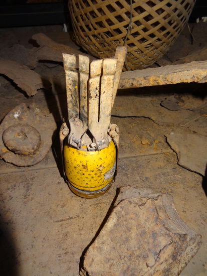 Eine der zahlreichen Bombenarten, vor allem für Kinder gefährlich, die es entweder für Spielzeug halten oder es des Metalls wegen zu Geld machen wollen, um ihren Familien zu helfen