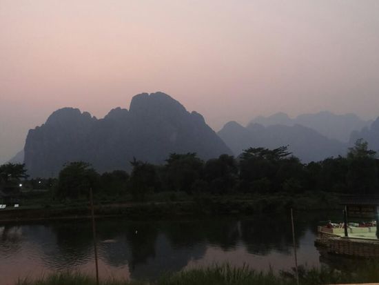 Die untergehende Sonne zaubert ein traumhaftes Licht auf die Karstberge
