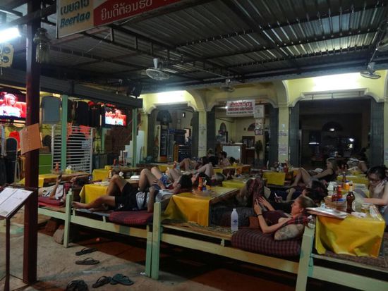 Was tut der leidgeplagte Backpacker, wenn er den ganzen Tag gebraucht hat um den Fluß hinabzutreiben? Friends schauen