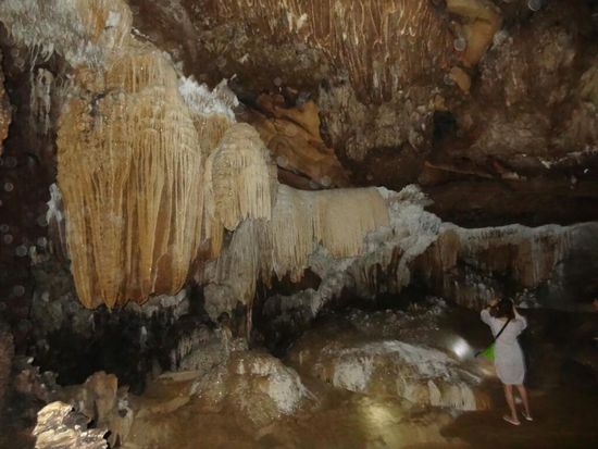 Wie immer keine Beeinflussung hier in den Höhlen - mit der Stirnlampe geht es in die Tiefe