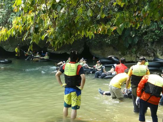 Eingang zur Wasserhöhle,  hier zieht man sich im Tube an einem Seil durch, klingt nicht so lustig, ist es dafür aber doppelt