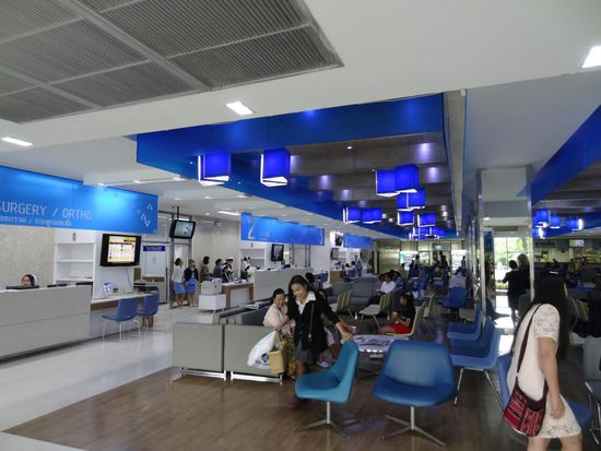 Das ist mal eine Notaufnahme...Man beachte die zahlreichen Schwestern an Schalter 2