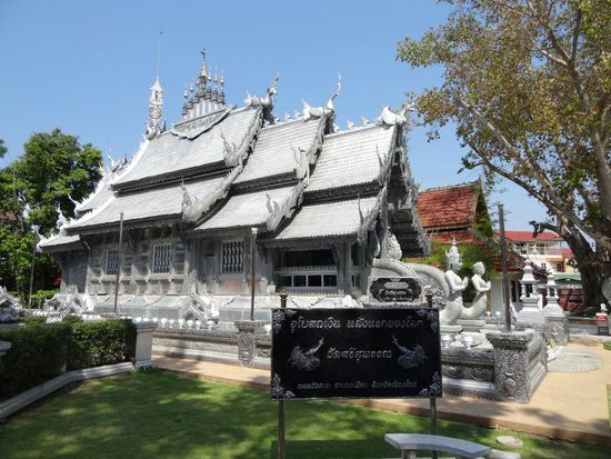 Silbertempel,  außergewöhnlich da üblicherweise mit reichlich Gold verziert wird (und man beachte die Farbe des Himmels - richtig blau! Mein Hals dankt