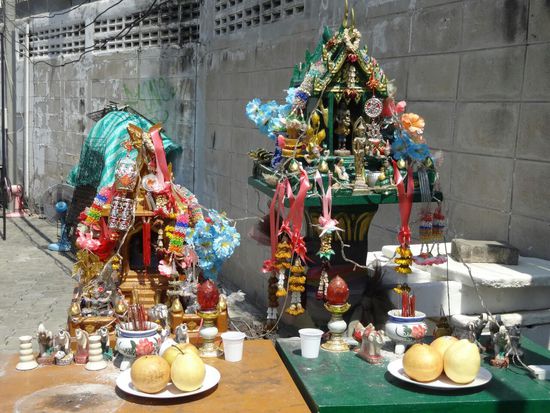 Die wohl überladensten Geisterhäuschen in ganz Asien