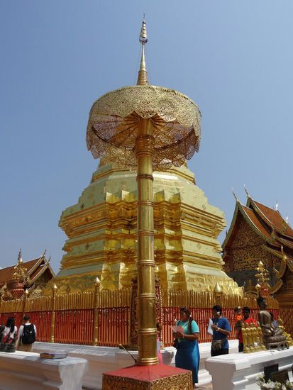 Sonntagsgebet am Wat Doi Suthep, dem Bergtempel bei Chiang Mai