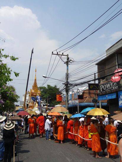 Beerdigung auf Thailändisch - ein überdimensionaler Wagen wird von dutzenden Mönchen und noch mehr Menschen durch die Straßen gezoge.  Pech nur, dass die Konstruktion und die Telefonleitungen nicht ganz zusammenpassen...