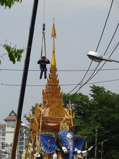 ...aber wenn auch sonst nicht sehr vorbereitet, fährt hier der Kranwagen hinterher und die Konstruktion wird ruck zuck um zwei Etagen verkleinert...