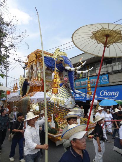 ...und innerhalb von Minuten geht's ohne Spitze und mit Telefonkabel-in-die-Höhe-stemm-Stecken-Trägern weiter