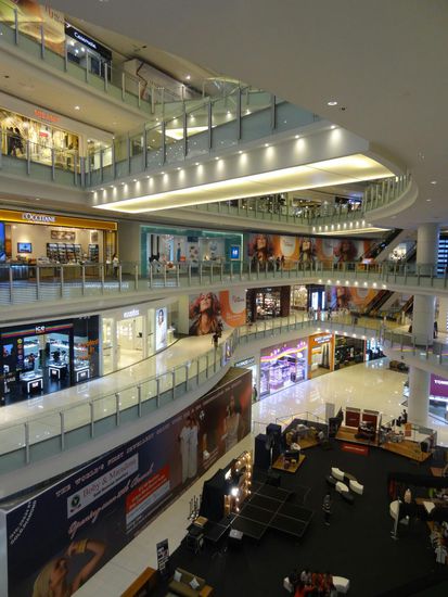 Überall muss man durch mehrstöckige Einkaufstempel marschieren...