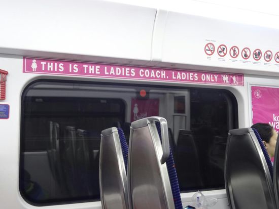 Eigener Frauenwagon im Zug zu den Höhlen, Männer werden von einem Security hinausgebeten