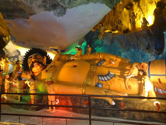 Kitsch pur in einer der Höhlen...Hätte ich gewusst was mich erwartet, hätte ich mir die 5 Ringitt Eintritt definitiv gespart!