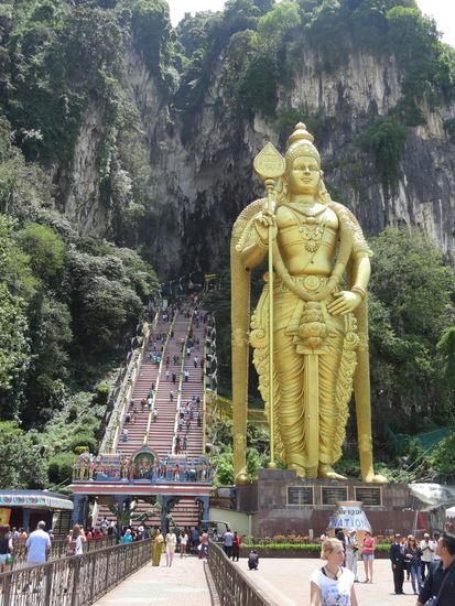 Eingang zur Haupthöhle...ganz schön viele Stufen!