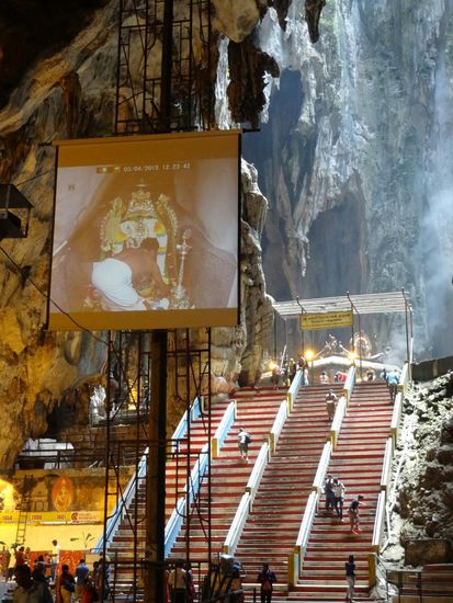 im Inneren der Haupthöhle, was der Priester im Minitempel treibt wird auf Videoleinwand übertragen..