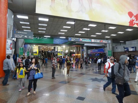 KL Sentral - Ein Irrgarten aus Bus, Bahn, Express, Monorail und hunderten Menschen...