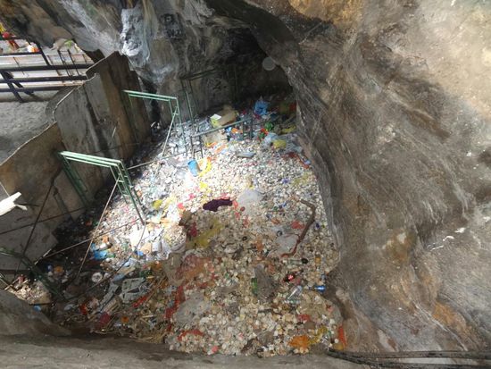 Neben dem Heiligtum...Was man davon halten soll...