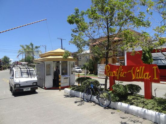 Typische Wohnsiedlung hier auf Mactan Island - Security inklusive (die eine helle Freude an mir und meiner Größe hatten )