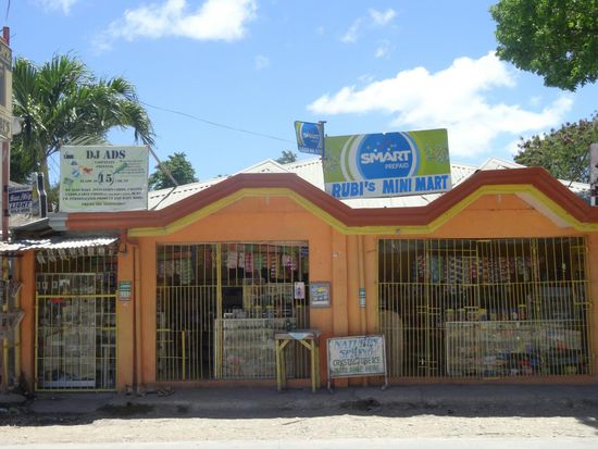 Typisches Geschäft mit vergitterten Fronten - zusammen mit Securitychecks, Metalldetektoren und Abtasten in sämtlichen Supermärkten, Shoppingcenters, Banken und großen Hotels, kann schon ein mulmiges Gefühl aufkommen