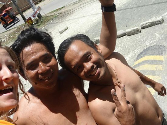 die philippinischen Machos - manche pfeifen,  manche rufen 'hola chicka ', manche wollen einfach nur ein Bild mit mir