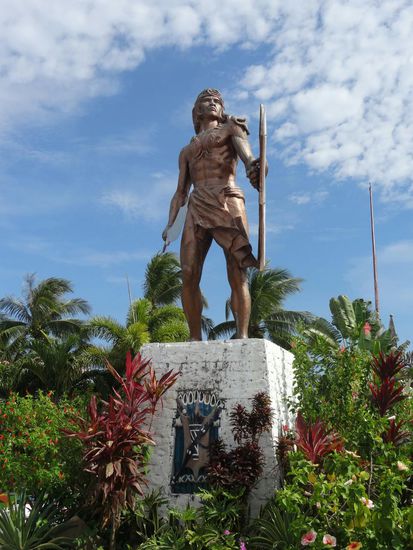 Lapu-Lapu Schrein -  Bronzestatue von Lapu-Lapu, einem heldenhaften Krieger, der 1521 im Kampf von Mactan gegen die Spanier siegte, angeblich ist genau hier Magellan gestorben