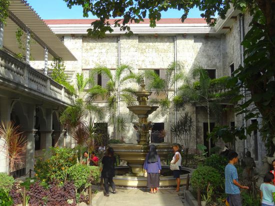 Innenhof der Kirche Santo Nino, in der das älteste Abbild des Jesu Kind steht, dem viele Filipinos übernatürliche Kräfte zuschreiben..noch nie habe ich so lange Schlangen in einer Kirche gesehen, nach 10 Minuten gaben wir das Anstellen für die kleine Kapelle auf, mindestens 30 Minuten hätten wir wohl noch warten müssen...