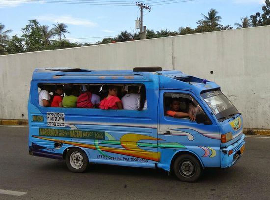 Kleines Jeepneys - diese gibt es auch in noch kunstvolleren Ausführungen und mehreren Größen