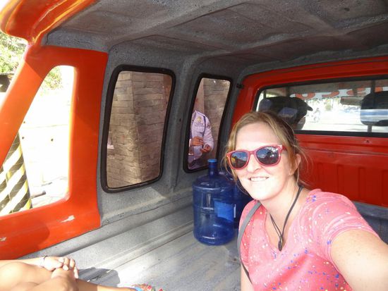 Wenn sonst gerade nichts da ist, fährt man eben auch mal auf der Ladefläche mit