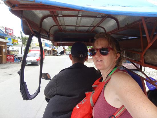 Am Tricycle, mein Rücken lehnt am 'Fahrgastraum', neben mir würde noch mindestens 1 Filipino passen, in den geschlossenen Raum hinter mir bestimmt 5