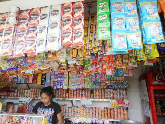 Der Plastikhimmel - alles, aber auch wirklich alles wird in Kleinstpackungen verkauft und auch für den täglichen Gebrauch zu Hause so gekauft...die Müllberge kann man sich schon vorstellen...