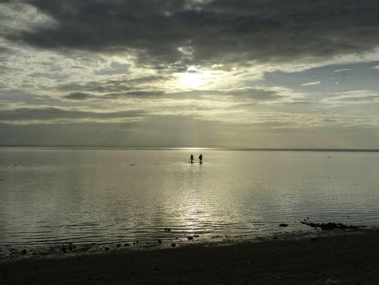 zwei Fischer auf dem Weg zur Arbeit...da das Wasser sich gerade zurück zieht praktischerweise zu Fuß, nur mit Stirnlampe